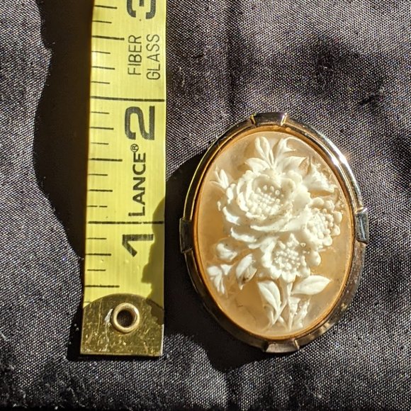 Vintage Cameo Dress Scarf Clip White Lucite Flower Gold Tone Costume Jewelry - Picture 5 of 5